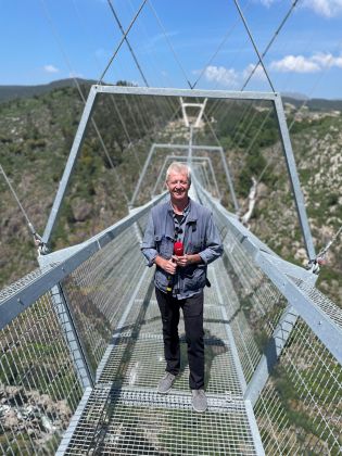 Roland Adrowitzer auf der längsten Hängebrücke der Welt in Portugal © Roland Adrowitzer